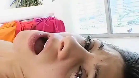 Missy Blue amını büyük yarakla dolduran minyon bir fahişe