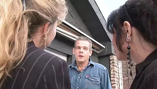 Sarışın orta yaşlı seksi kadın çift sert sikişirken katılıyor