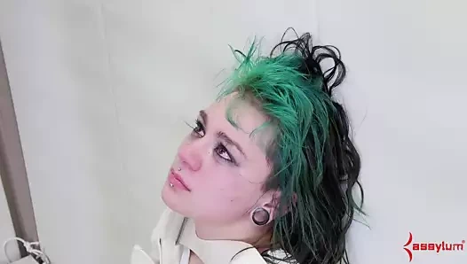 Aşağılanmış sığınma arayan genç eşek pompalanır