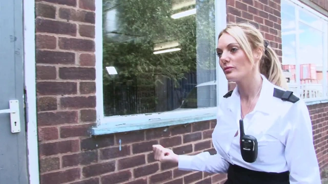 Üniformalı sansasyonel orta yaşlı seksi kadın sikiliyor