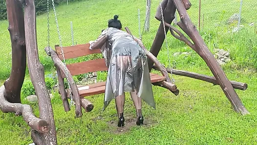 Açık meme uçlu yağmurluk, naylon çorap ve sutyen