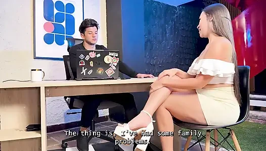 Mükemmel poposu olan güzel kahverengi esmer, patronunun devasa penisine biniyor!