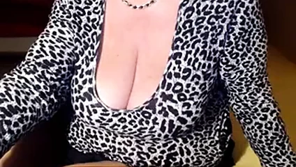 Kıllı büyükanne gerçekten büyük bir kedi ile