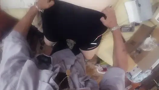 İri güzel kadın amıyla oynuyor ve ateşli ıslak yarak emiyor!