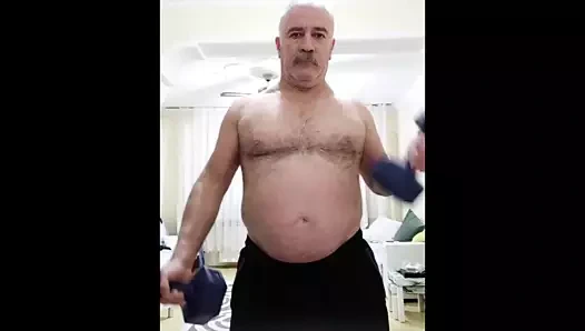 bıyıklı türk baba ayı çalışma dışarı