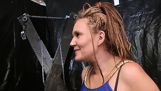 Sevimli MILF baskın ediliyor ve büyük poposuna kabak konur