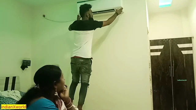 Hintli aldatan evli kadın klima teknisyeni ile ateşli seks yapıyor!