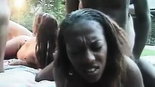 Büyüleyici zenci ateşli kız arkadaşlarını kır evi dekorasyonunun bitişini kutlamaya davet etti