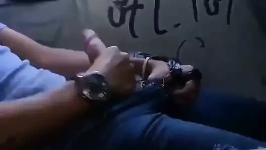 Punhetando e Gozando em Publico