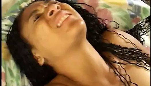 Büyük yaraklı siyah adam abanoz güzelin pisliğini emmek için horoz uzatmayı seviyor