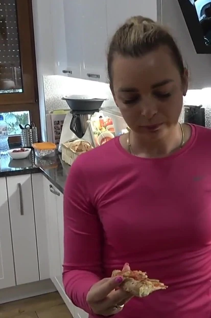 Горячая жена отсосала доставщику пиццы, чтобы получить его соус на пиццу