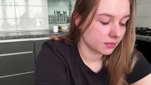 Sekreter Jucielussie ofisteki masasında flört ediyor