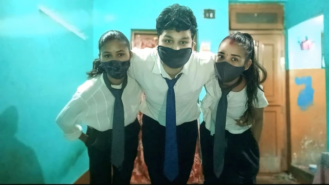 Тройничок XXXX видео дези школьниц с друзьями, индийская школьная подруга дези трахается в тройничке XXXX видео