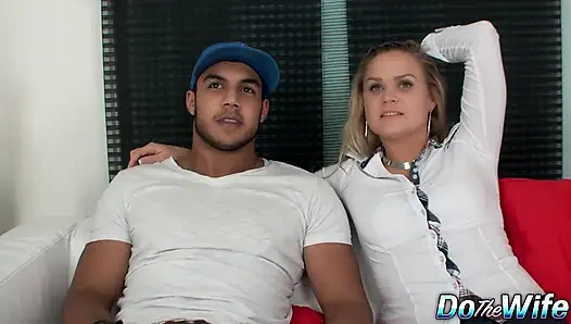 Sarışın evli kadın Barra Brass götünü siktiriyor ve dölleniyor