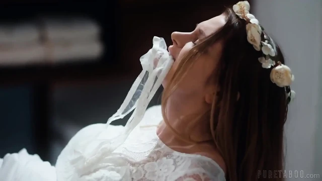 Saf tabu gelin bunny colby'nin bastırılmış lezbiyen arzuları üvey kız kardeş Alex Coal tarafından perişan ediliyor