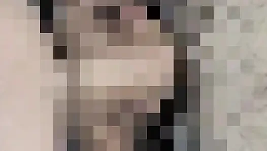 Ona biraz bal yalatıyor