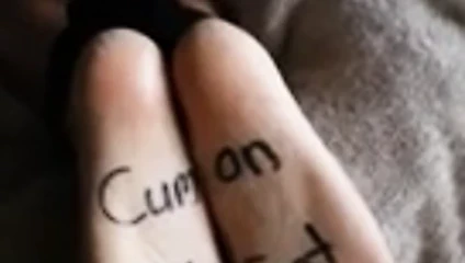 bağlı yukarı sekreter alır barefeet cummed üzerinde