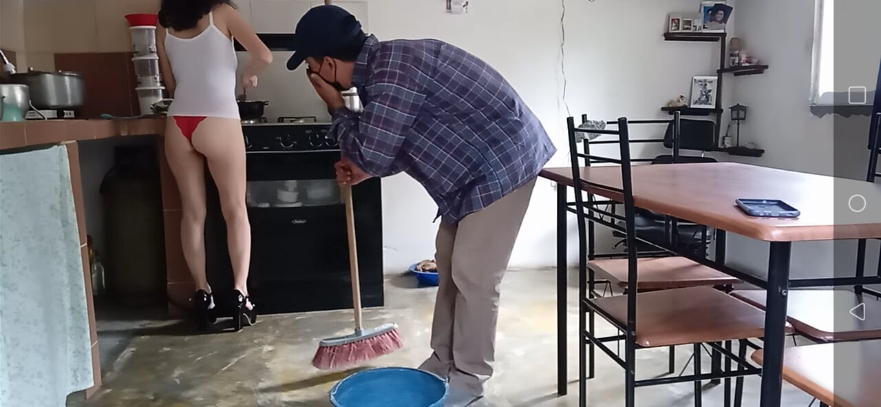 Şanslı bir temizlik işçisi, topuklu ayakkabılarla sikişmeye hazır bu ilahi azgın üvey annesini şaşırtıyor.