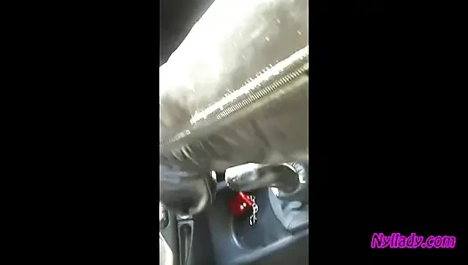 Erkek delisi yüksek topuklu çizmeler ve siyah bale daireleri içinde bravo'sunu sürüyor ve canlandırıyor