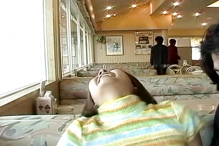 Bir restoranda amıyla oynamasına izin veriyor