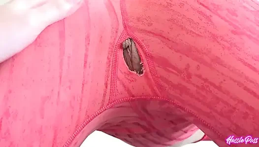 Liv Wild pantolonunu giyerken dildoyla mastürbasyon yapmaktan hoşlanıyor!
