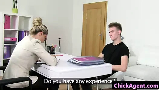 Sarışın kadın ajan müşteri tarafından pussyfucked