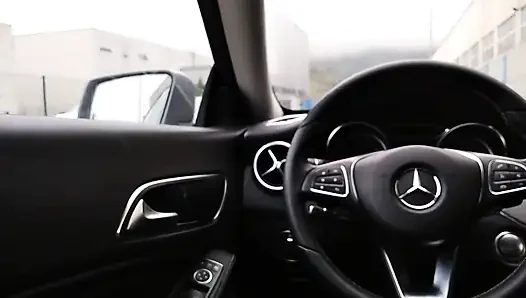 Azgın adam parmağını sokuyor ve sünne kızla oynuyor, büyük bir fışkırtma boşalmasıyla bitiyor