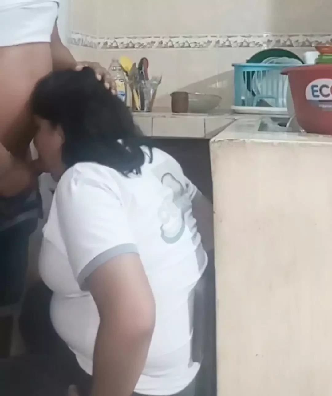 Hizmetçi kirli bulaşıkları yıkarken sikişiyor ve emiyor