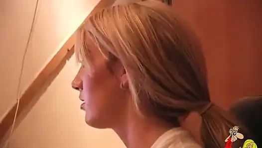 Barbie kendi başına boşalıyor