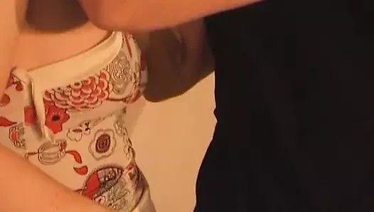 Tombul Fransız piliç kıllı amcığını sert siktiriyor