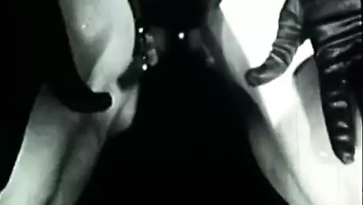 Kıvırcık saçlı esmer kendini cinsel olarak dokunmadan (vintage)