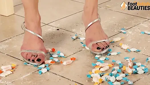 Güzel ayaklı hatun lara seksi yüksek topuklu ayakkabılarıyla şekere basıyor