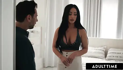 ADULT TIME - büyük memeli orta yaşlı seksi kadın Jennifer White oda arkadaşına korunmasız tutkulu biniş ve domaltarak teşekkür ediyor