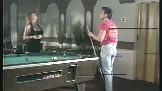 Büyük memeli orta yaşlı seksi kadın bilardo masasında sikiliyor