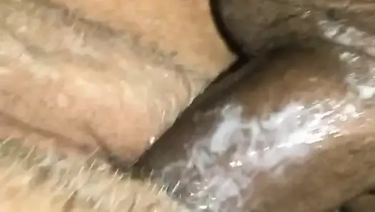 O, bu yan sik üzerinde krema yapmaya devam ediyor