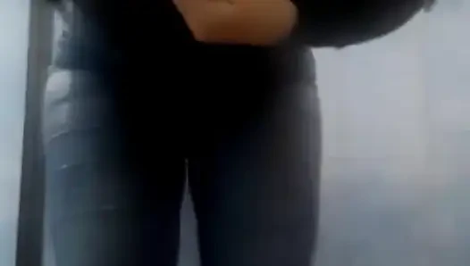 Banyoda gerçekten azıyorum ve sikişmeden önce seksi bir dans ediyorum