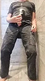 Duşta işiyor ve boşalıyor