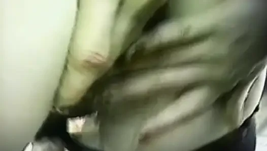 Tutkulu esmer kızlar patlamalı orgazm için yalıyor ve parmaklıyor