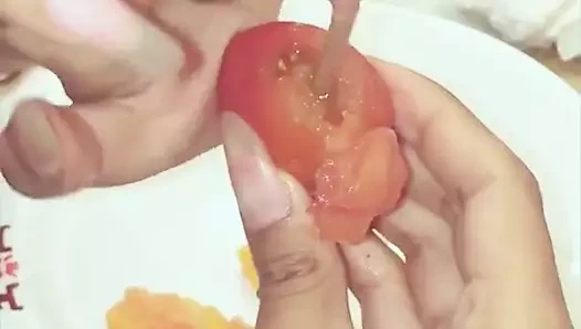 Uzun tırnaklar meyveyi kesti