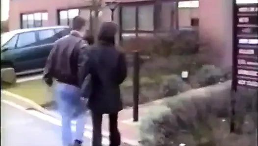 Bir göletin kenarına bir yürüyüşçü yerleştiriyor ve sonunda onu sikiyor!