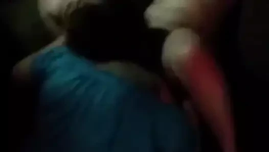 O kanepede onu kedi yalıyor