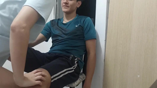 Üvey kardeşim bir hediye istiyor ve ona lezzetli bir oral seks yapıyorum