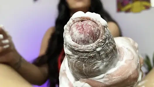 Latin MILF üvey oğlunun sert penisini tıraş edip masaj yapıyor - Porno español