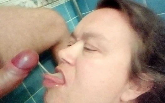 Johns duşta Jens Tounge'un üstüne boşalıyor