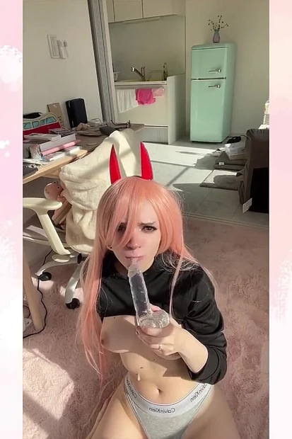 Power бензопила играет со своей киской в первый раз