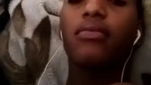 Zenci azgın kız görüntülü görüşmede erkek arkadaşıyla mastürbasyon yapıyor, fışkırtıyor