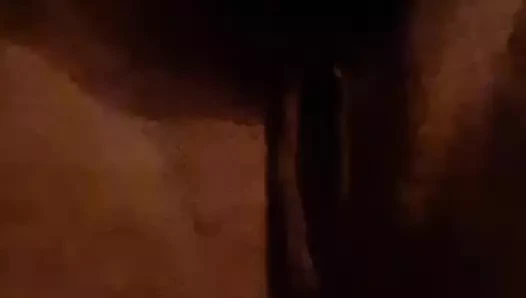 Orta yaşlı seksi kadın vibratörle kendisi yapıyor ve boşalıyor