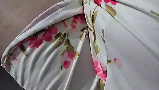 Üvey anne çıplak üvey oğluyla yatakta tırnaklarını sikiyor