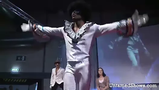 Sıcak erkek striptizci hoş bir seksi kız