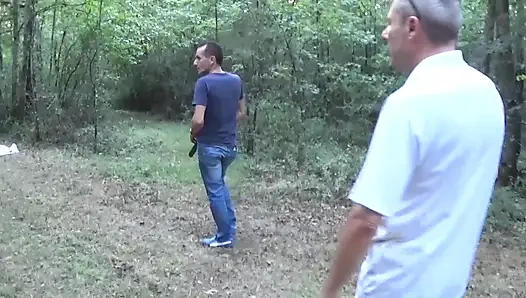 Ateşli İtalyan olgun çimlerde üçlü seks yapıyor